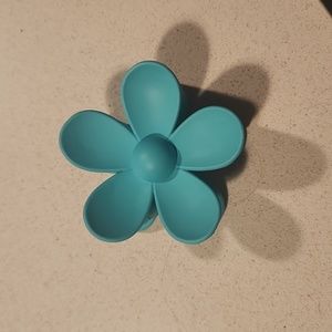 So cute flower claw clip!